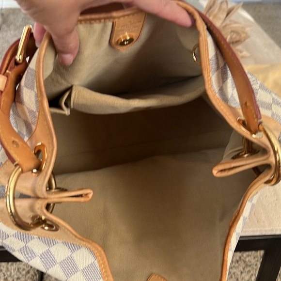 Louis Vuitton - Picture 6 of 10